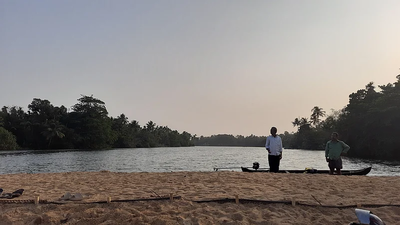 A brief pause while cruising on the Periyar River